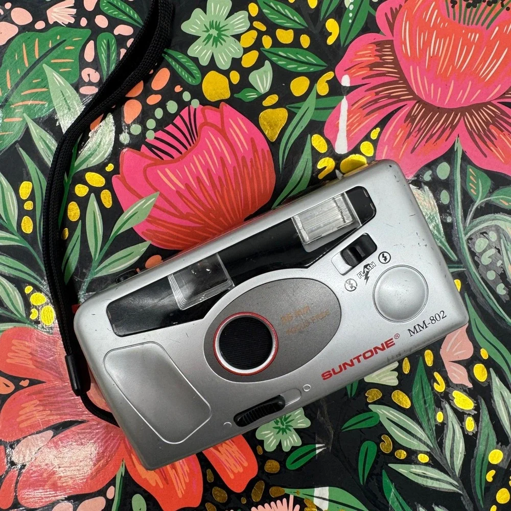 Suntone MM-802 35mm Film Camera Silver Point and‎ Shoot Focus Free with Flash